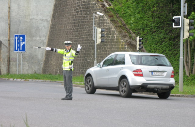 Dopravní policista Ota Uchytil obhájil prvenství v soutěži řízení provozu na křižovatce 